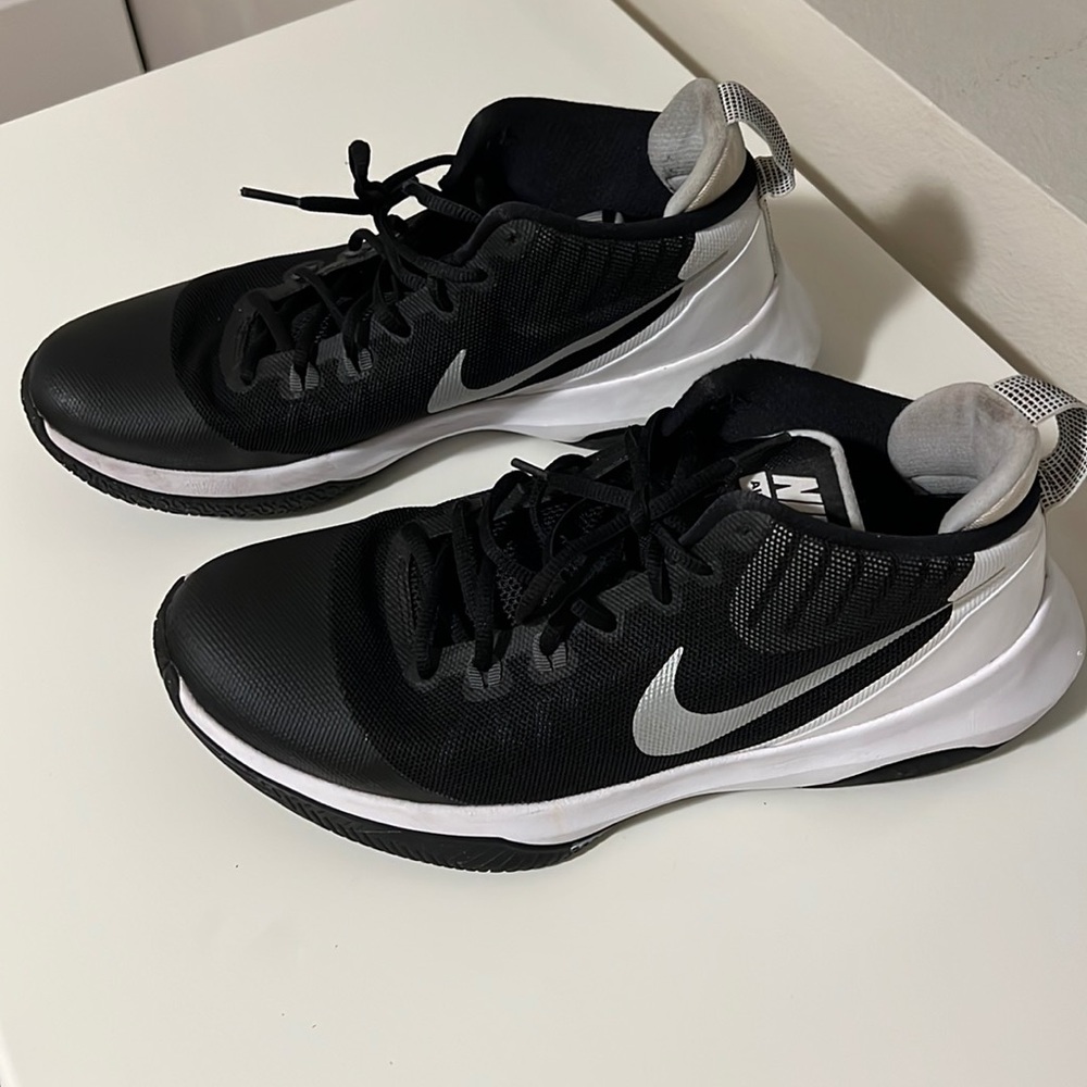 Nike air versitile Mens black sneakers size 10